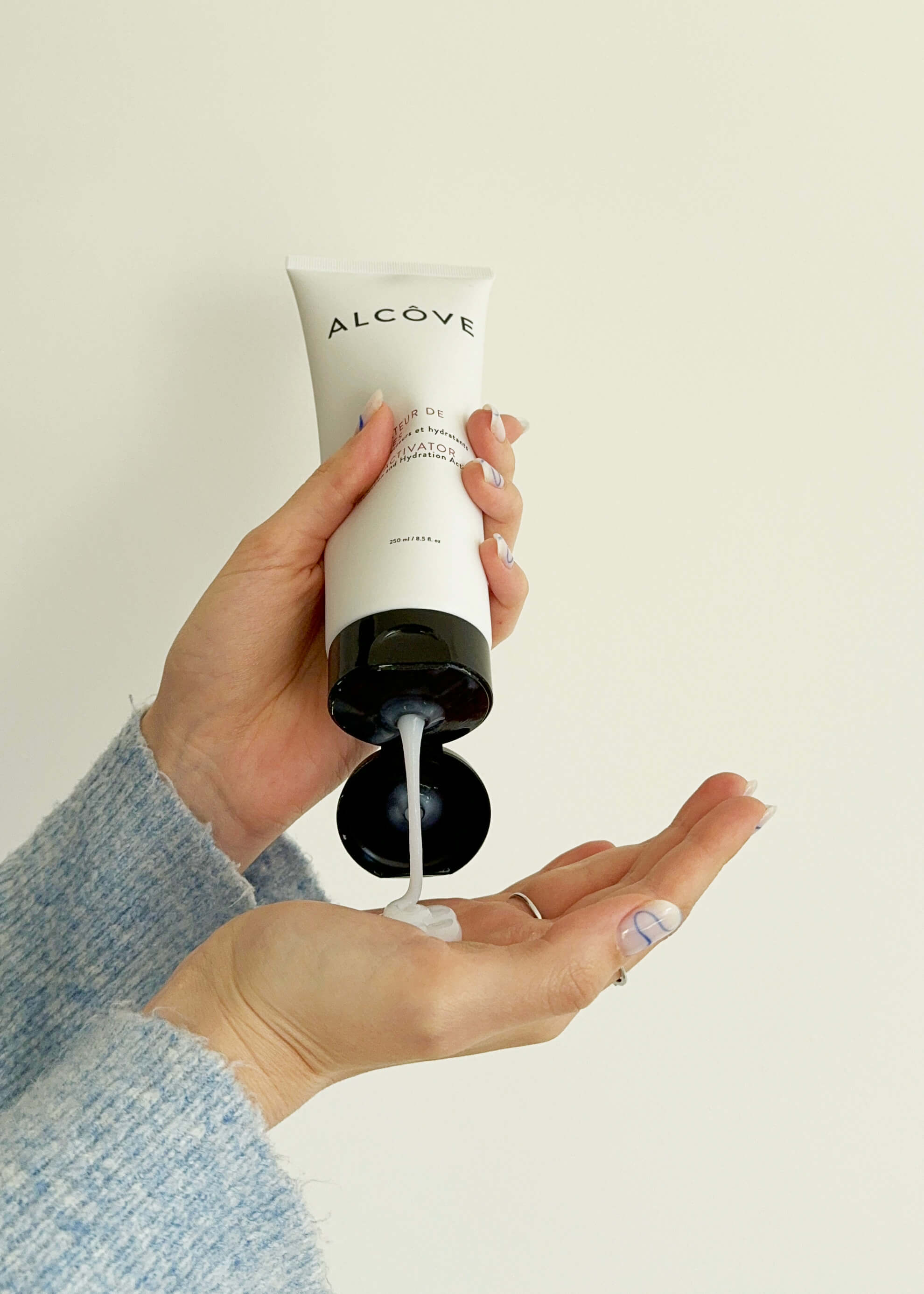 Picture showing hand using the Alcôve curl activator