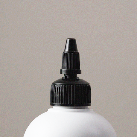 GIF showing the texture of the Alcôve Violet Shampoo