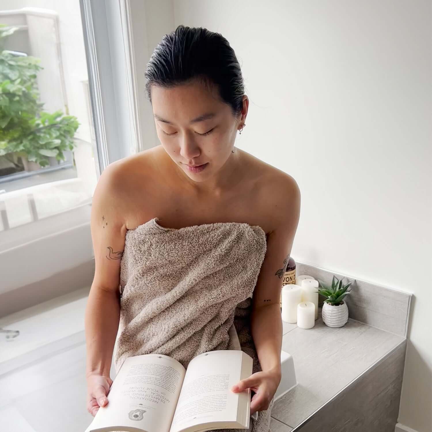 A picture of a person sitting on the side of a bath tube